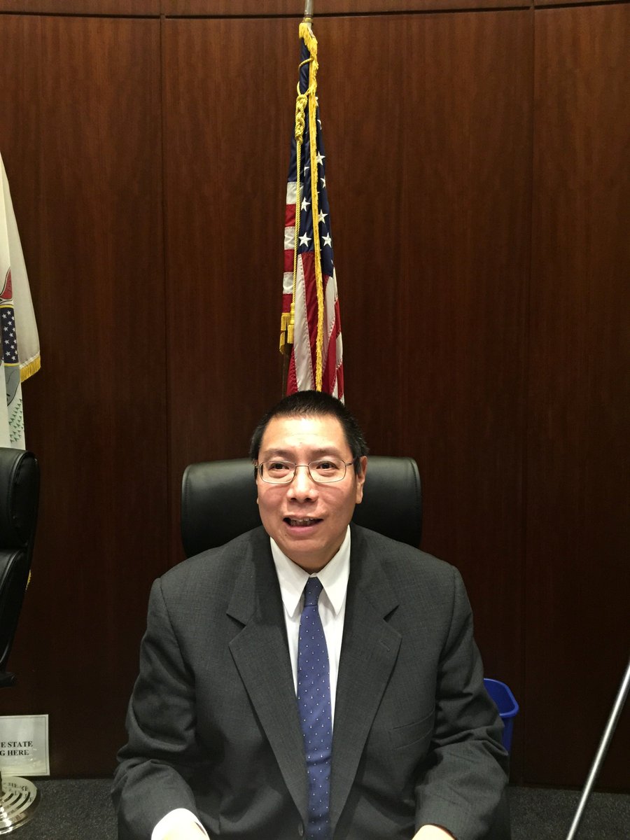 PaulLeong5's tweet photo. #PaulLeongD203 Homeowners forum for D203 School Board Candidates, sitting in the Mayor's chair, answering audience questions. https://t.co/H5VwbX7HDs