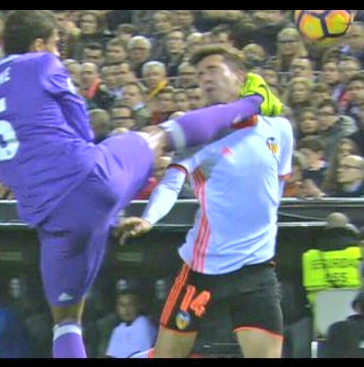 CheNFurecido's tweet photo. Increíble el cabezazo q le pega Gayà al pie de Varane.
Gayà no mereció acabar el partido. https://t.co/vBgdl3HRll