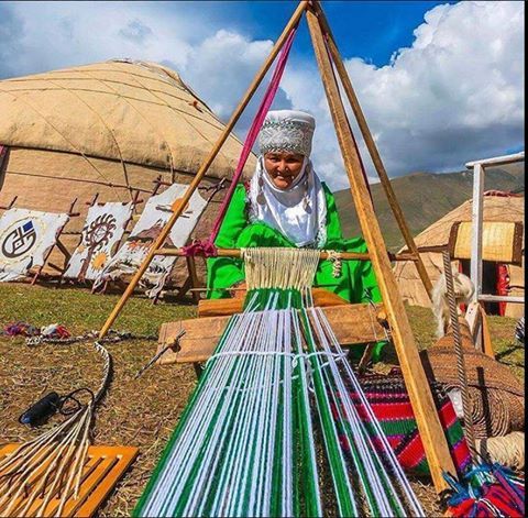 TRHalkBilimi's tweet photo. Boz Üy önünde kilim dokuyan Kırgız Türk Kadını #Кыргызстан 🇰🇬 https://t.co/B5venjF41i