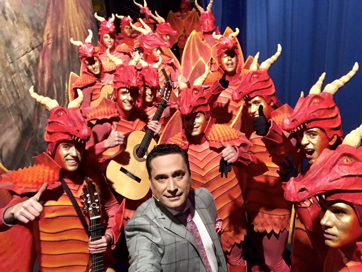 manuelcostillo's tweet image. Otros dragones se pasean por las tablas de las coplas en el #carnavaldeAlcalá con la @comparsaporras