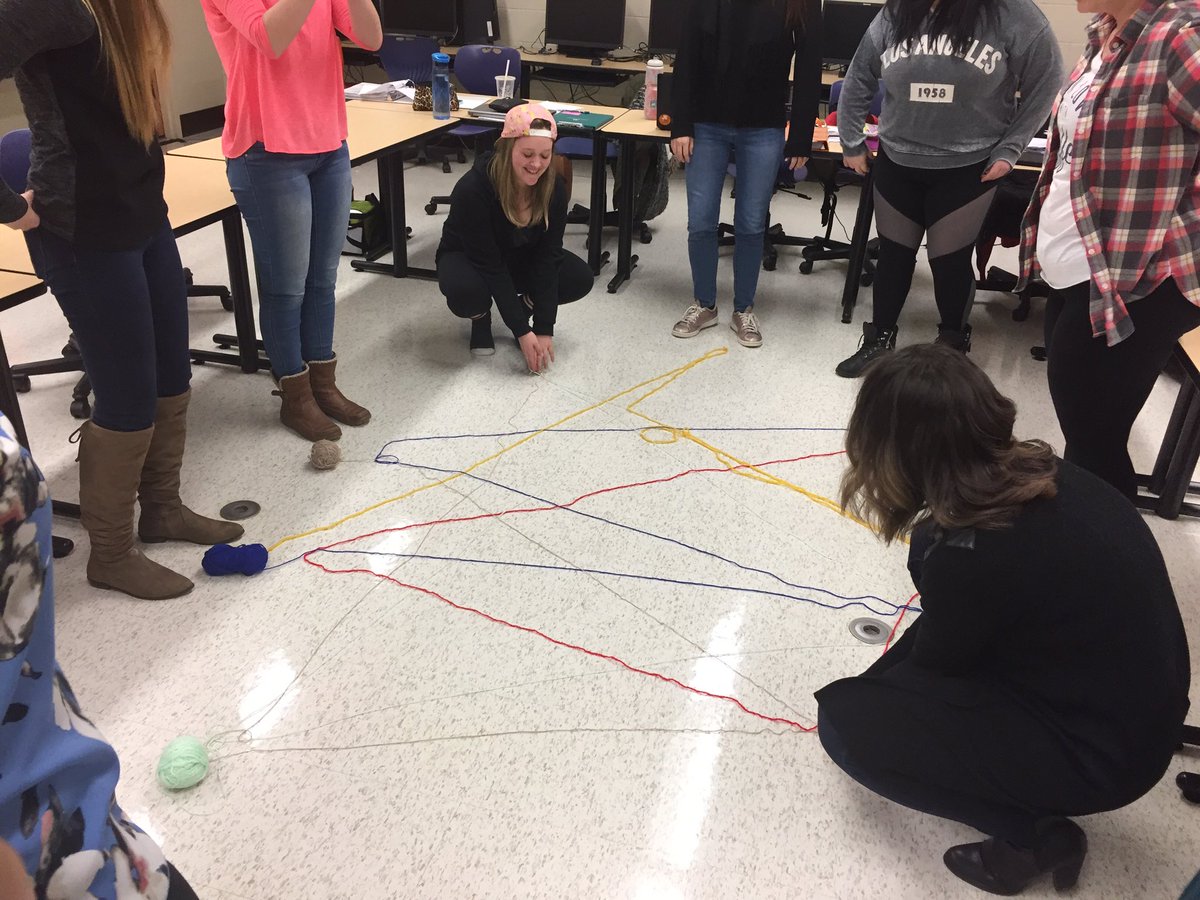 blanchardsamuel's tweet photo. Pratique de la classe inversé #educ3213. La toile de relation. :) #mercimemerepourlalaine https://t.co/WDiFISDsMf