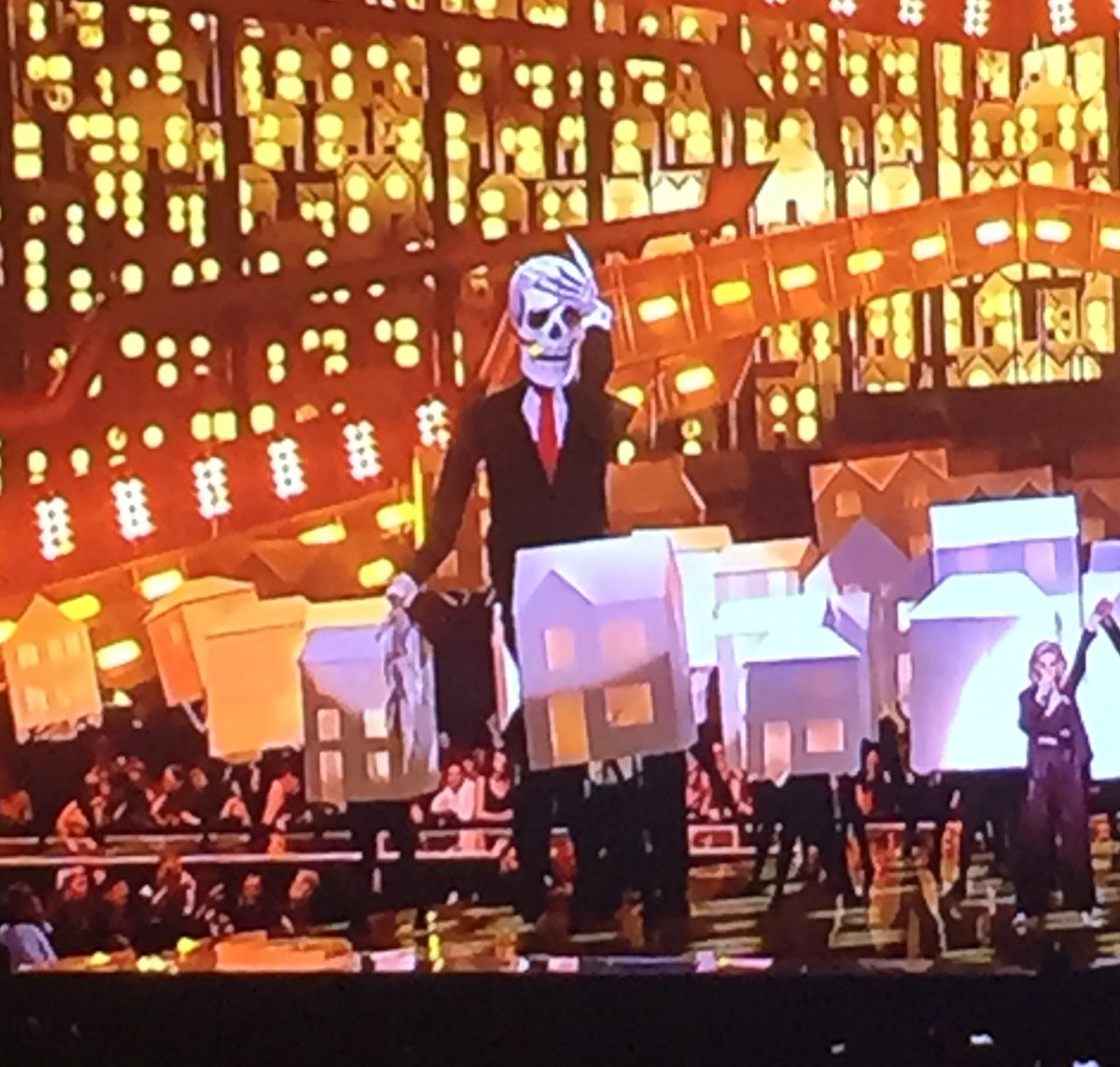 robinedds's tweet image. Nice of Katy Perry to join in with @BuzzFeedUK's housing crisis week by illustrating the average age of a first time buyer #BRITs2017