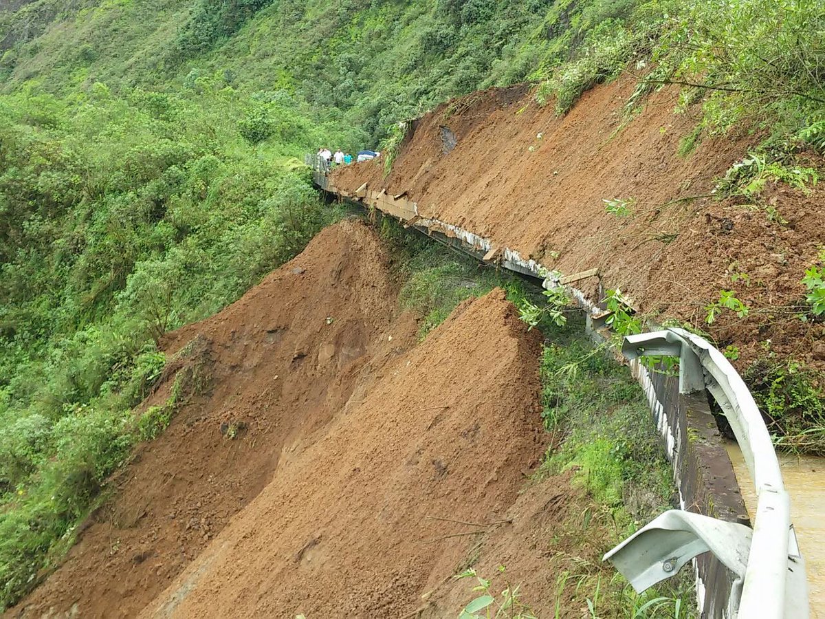 tomebamba's tweet photo. Derrumbe de gran magnitud obstruye la vía Cuenca-Molleturo-El Empalme Km. 91, #Azuay. Maquinaria del #MTOP trabaja en el lugar: @bopalv https://t.co/G9x6gEE4TM