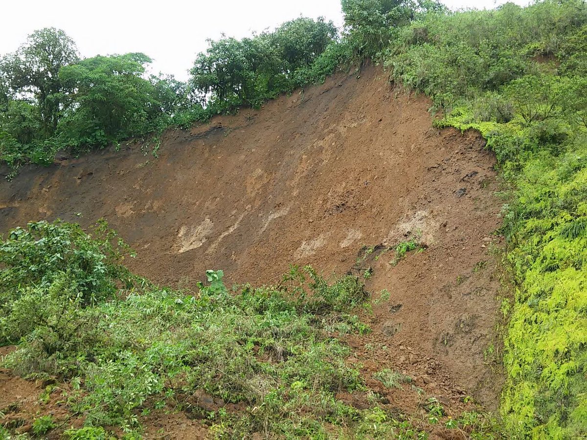 tomebamba's tweet photo. Derrumbe de gran magnitud obstruye la vía Cuenca-Molleturo-El Empalme Km. 91, #Azuay. Maquinaria del #MTOP trabaja en el lugar: @bopalv https://t.co/G9x6gEE4TM