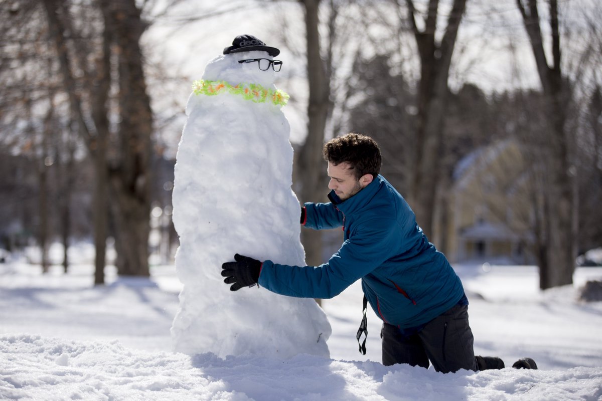 BatesCollege's tweet photo. "This is just me taking a break." β sociology major Dylan Carson '18 works on his snowman. #beingsofbates https://t.co/VuZpSf6tVF https://t.co/gT6Ou9D5mP