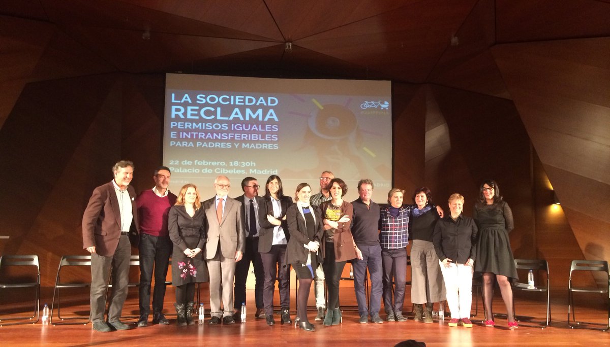 RocioRBS's tweet photo. Foto de grupo tras finalizar el acto de @PPiiNA, por unos Permisos #igualeseintransferibles. #22Fppiina https://t.co/Sgmn7fAH4T