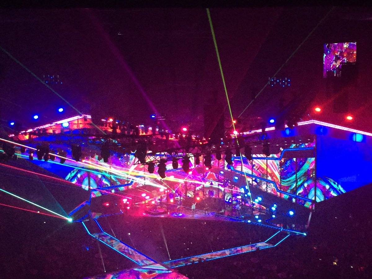 GeorgeDent1964's tweet photo. #TheBritAwards #HeadleyCourt #Tickets4Troops fantastic performance #Coldplay the visual effects man nailed it https://t.co/rLCdROclVk