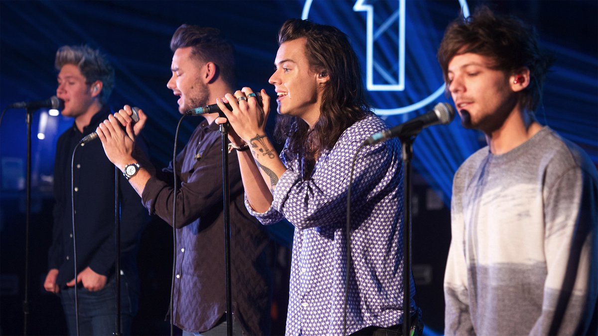 BBCSounds's tweet photo. The award for Best British Video goes to @OneDirection 🎼

#BRITs2017 🏆 https://t.co/0eS9xw0pwm https://t.co/9brilvLz6t