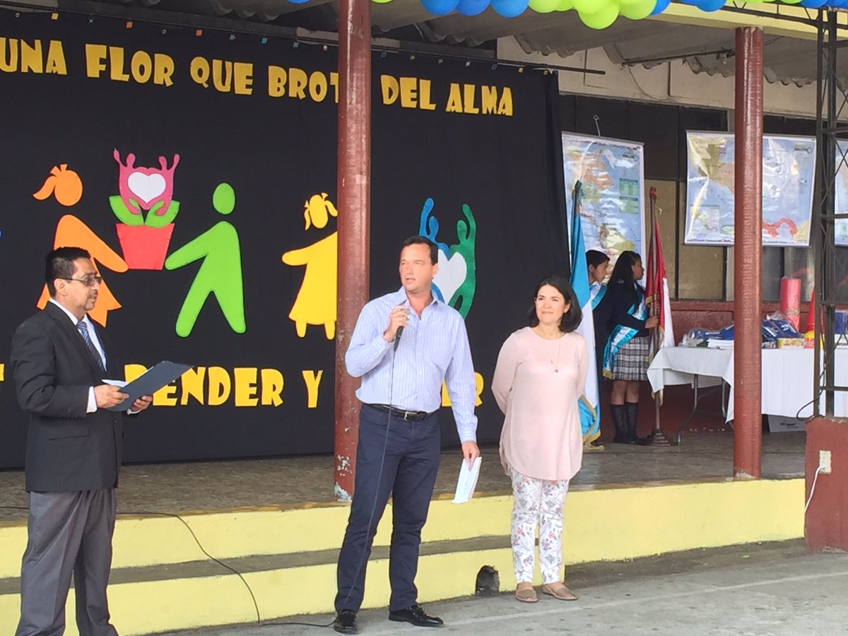 MineducGT's tweet photo. Sergio Cuevas Gerente de @PriceSmartgt entrega bolsas escolares a 14 escuelas apadrinadas @MineducGT para beneficio de 3 mil 800 familias https://t.co/D96JxYhubt