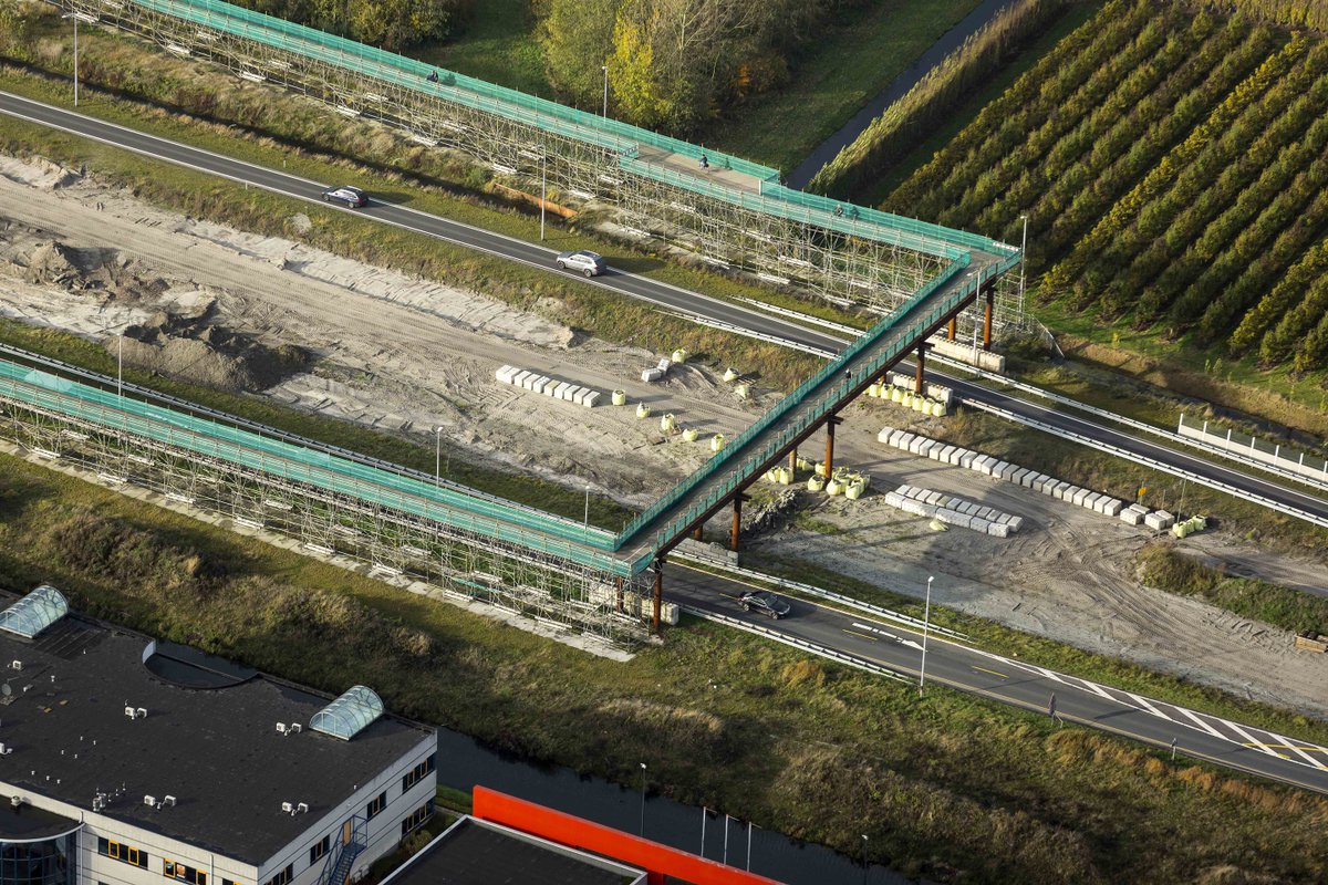 NHwestfriesland's tweet image. De fietsbrug bij Oostergouw/N302 is per direct afgesloten wegens kapotte netten, de verwachte storm en daarmee gepaard valgevaar. 1/2