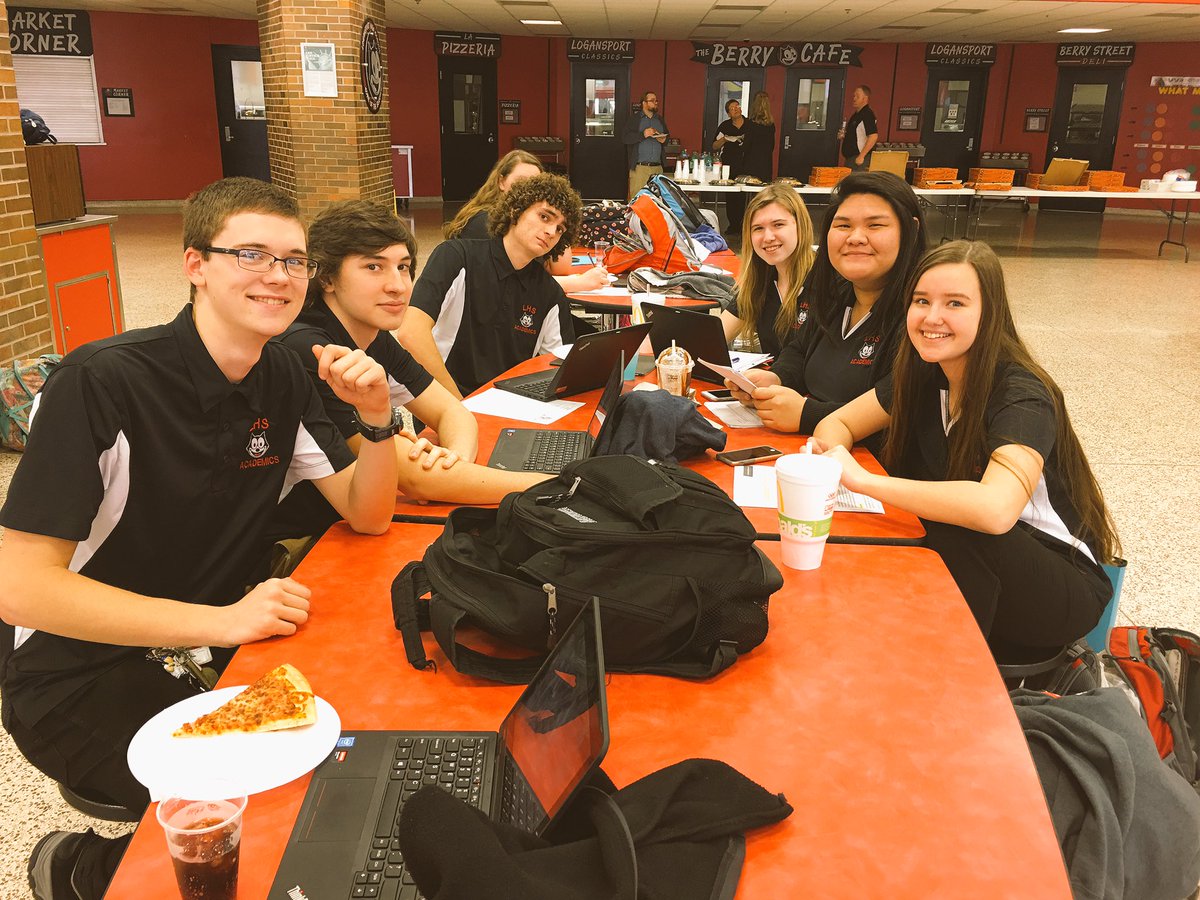 BerriesAlumni's tweet photo. Some of our Academic Team at their  pre-meet meal...Good luck tonight! Hey, @Vazuqez22Jaun is ready to go! #BerrySmart https://t.co/DIbkkHjYQW