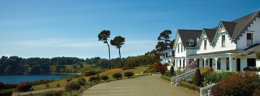 This NorCal Hideaway Nails the Working Vacation ||The Brite Stuff ow.ly/mhVE309gygb <a href="/LittleRiverInn/">Little River Inn</a> #mendocino #winecountry #exec