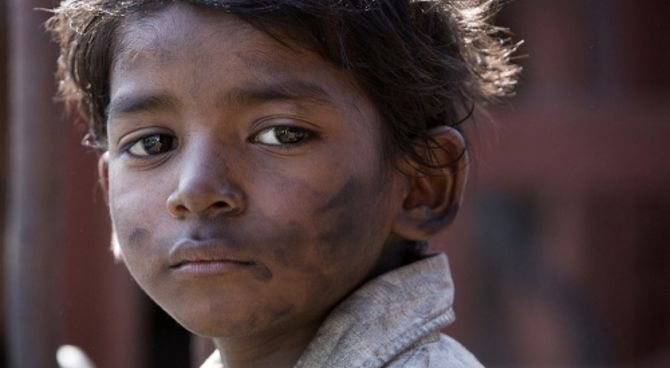 و فاء السبيل Pa Twitter فيلم Lion مؤثر جدا يحكي قصة طفل هندي صغير يتوه عن أسرته فتأخذه الحياة إلى طريق آخر مبني على قصة حقيقية أنصح بمشاهدته Https T Co 7uyqgt2v3s