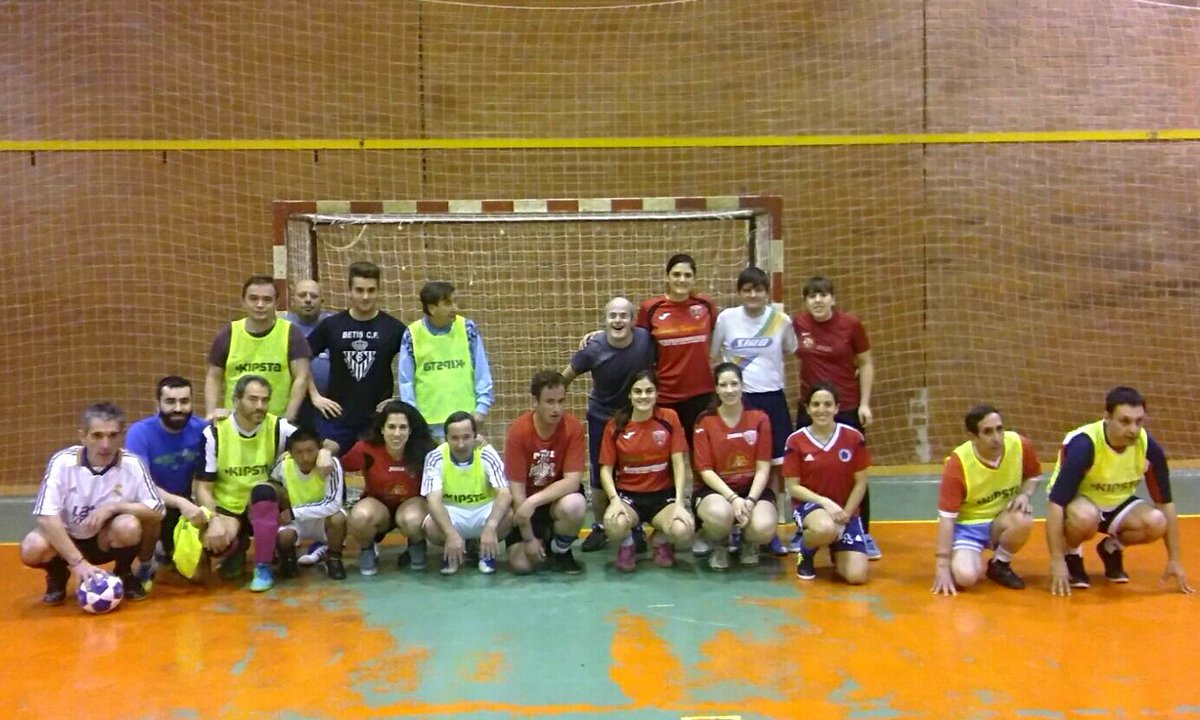 capiscolfem_tb's tweet photo. Tarde genial con personas maravillosas! #capiscolas #amistoso #muchasrisas #aiquemajos #graciasApacid https://t.co/hIEYQhNePK