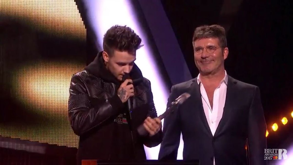 1DOfficial_12's tweet photo. Liam recibiendo el premio a Best Music Video en Los BRITs 😍lo amo tanto Payno-HC #1DOU #VideoLove One Direction https://t.co/DAq7QaNj2U