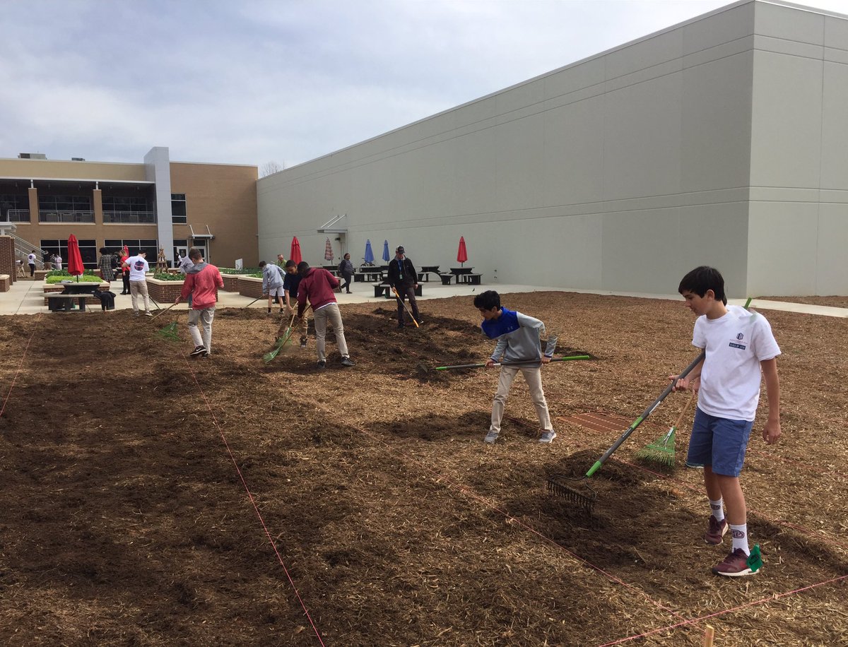 pdgivesback's tweet photo. 9th graders #GOGREEN at @GoodwillSP for #BeTheChange  #servicelearning #pdsgivesback https://t.co/TWFsx379ky