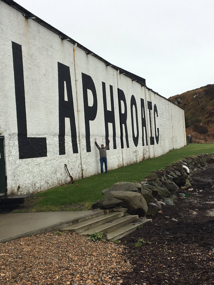 ProtestantWhsky's tweet photo. Perfect day in Islay visiting @Laphroaig and @LagavulinWhisky with a lunch and a dram @ardbeg_com What an unreal place Cheers! #whiskybliss https://t.co/IjUkiRhfPB
