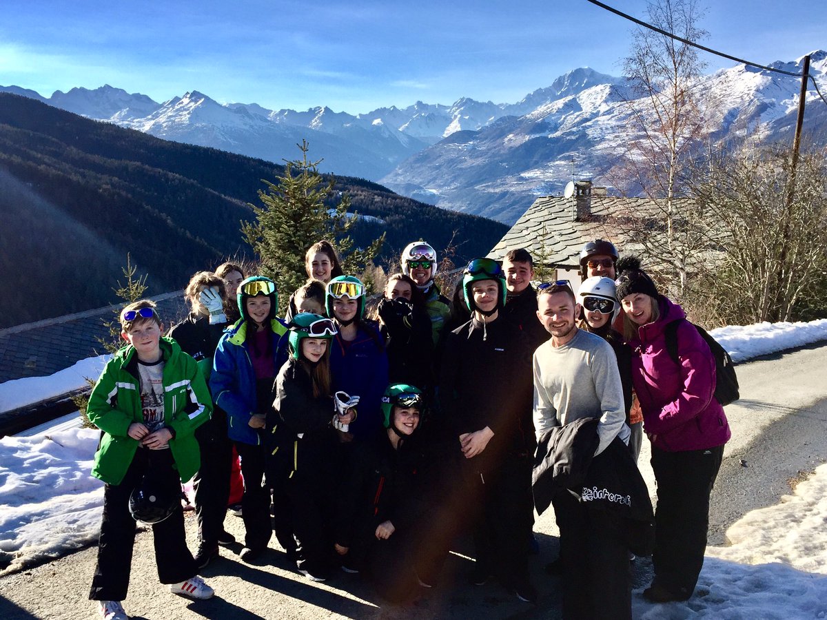 mrbreeze0's tweet photo. Another amazing day on the slopes followed by snow tubing! #goodtimes #ybaski17 @YsgolBrynAlyn @YBA_PE https://t.co/hHI6iojigK