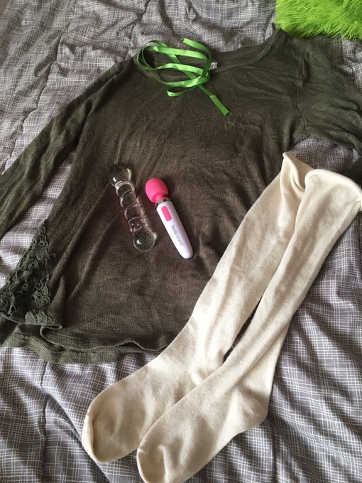 filming st patricks day video soon! 💖 https://t.co/rY1buFEaXY