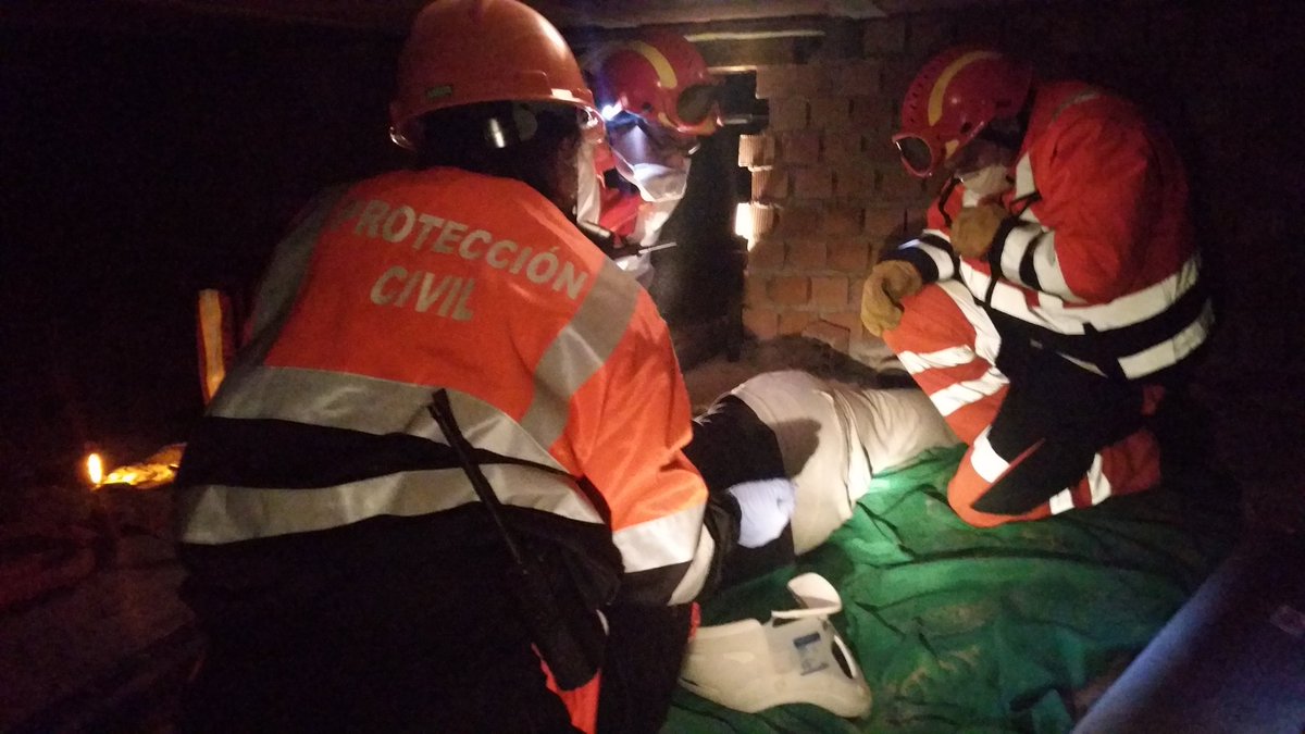 Buen simulacro en espacio confinado realizado por los #voluntarios para perfeccionar conocimientos y la mejor forma de aprender. Gracias