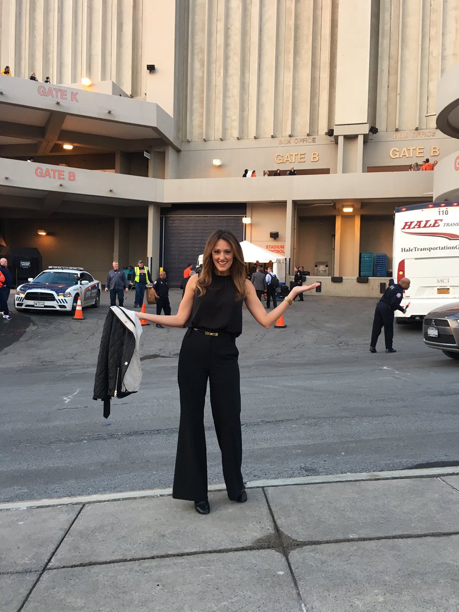 AllisonW_Sports's tweet image. Last week I was @Cuse_MBB on the roof of dome, in snow pants, to see how they clear the snow. Today? #sunsoutgunsout #nojacketneeded