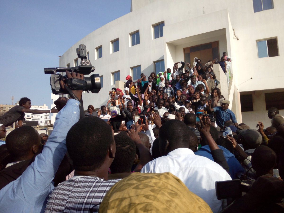 Rfmsenegal's tweet photo. #senegal le maire de Dakar khalifa Sall a sa sortie du bureau des enquêteurs clame son innocence devant une foule au tribunal . https://t.co/x3aaELAAyS