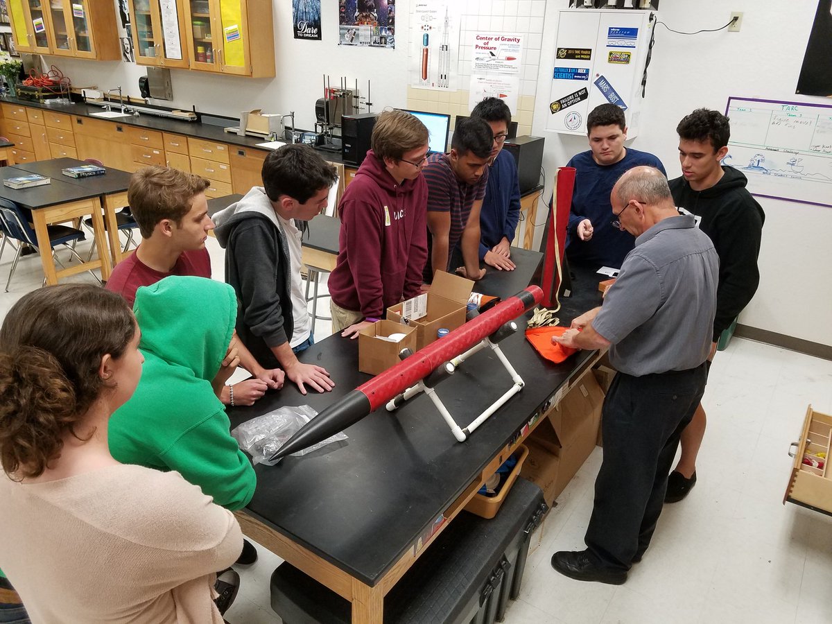 WHSRocketry's tweet photo. It's NASA SL time! ...and what a good looking rocket :)
Western High working together with Piper https://t.co/HedNIn4aOj