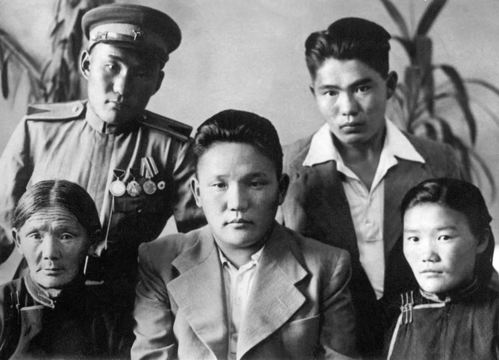 Mongoliahistory's tweet photo. Ю.Цэдэнбал гэрийнхэнтэйгээ. https://t.co/VvDTSJHslu