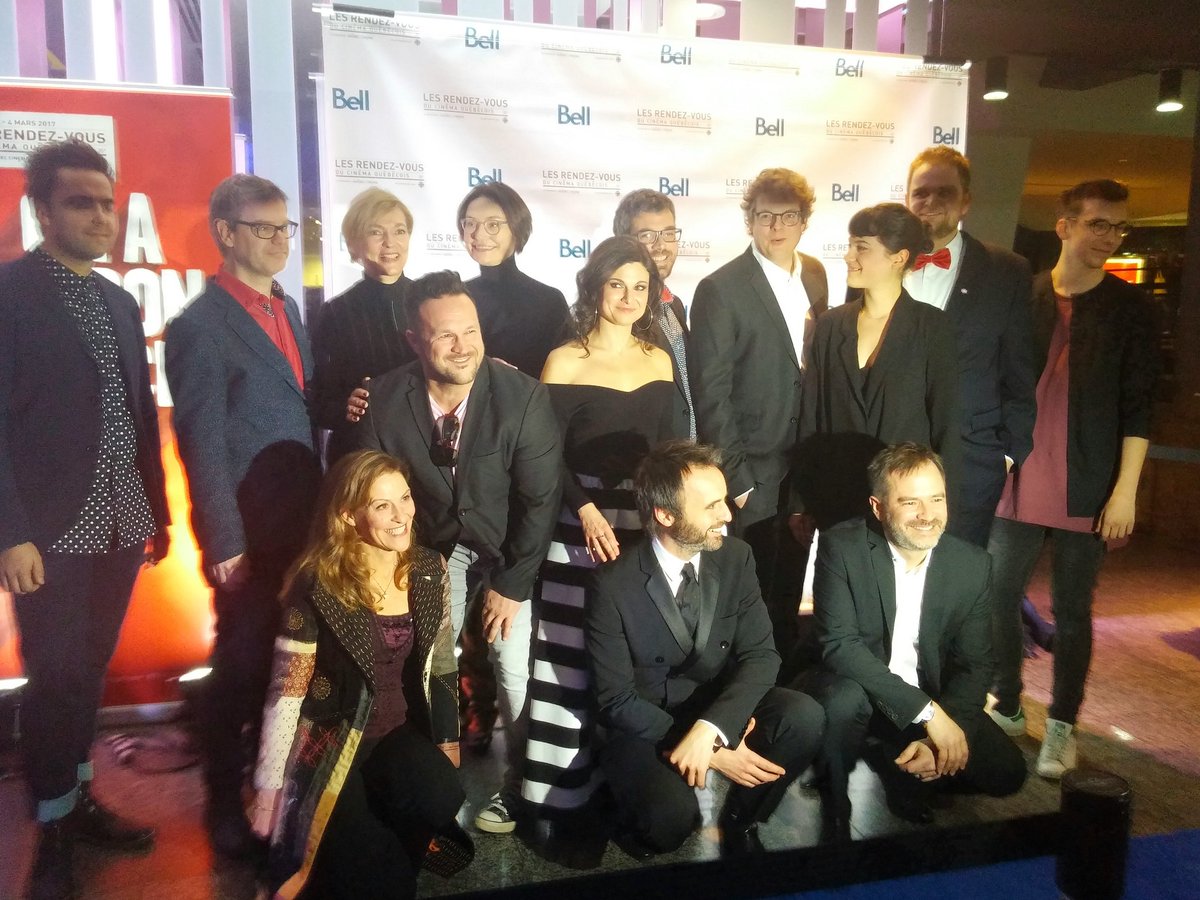 Telefilm_Canada's tweet photo. Sur le tapis rouge de #ÇaSentLaCoupe en ouverture des #RVCQ2017 avec #PatriceSauvé @louisjosehoude @emybibeau @cotejulianne @matthieusimard https://t.co/38PZCkM9FT
