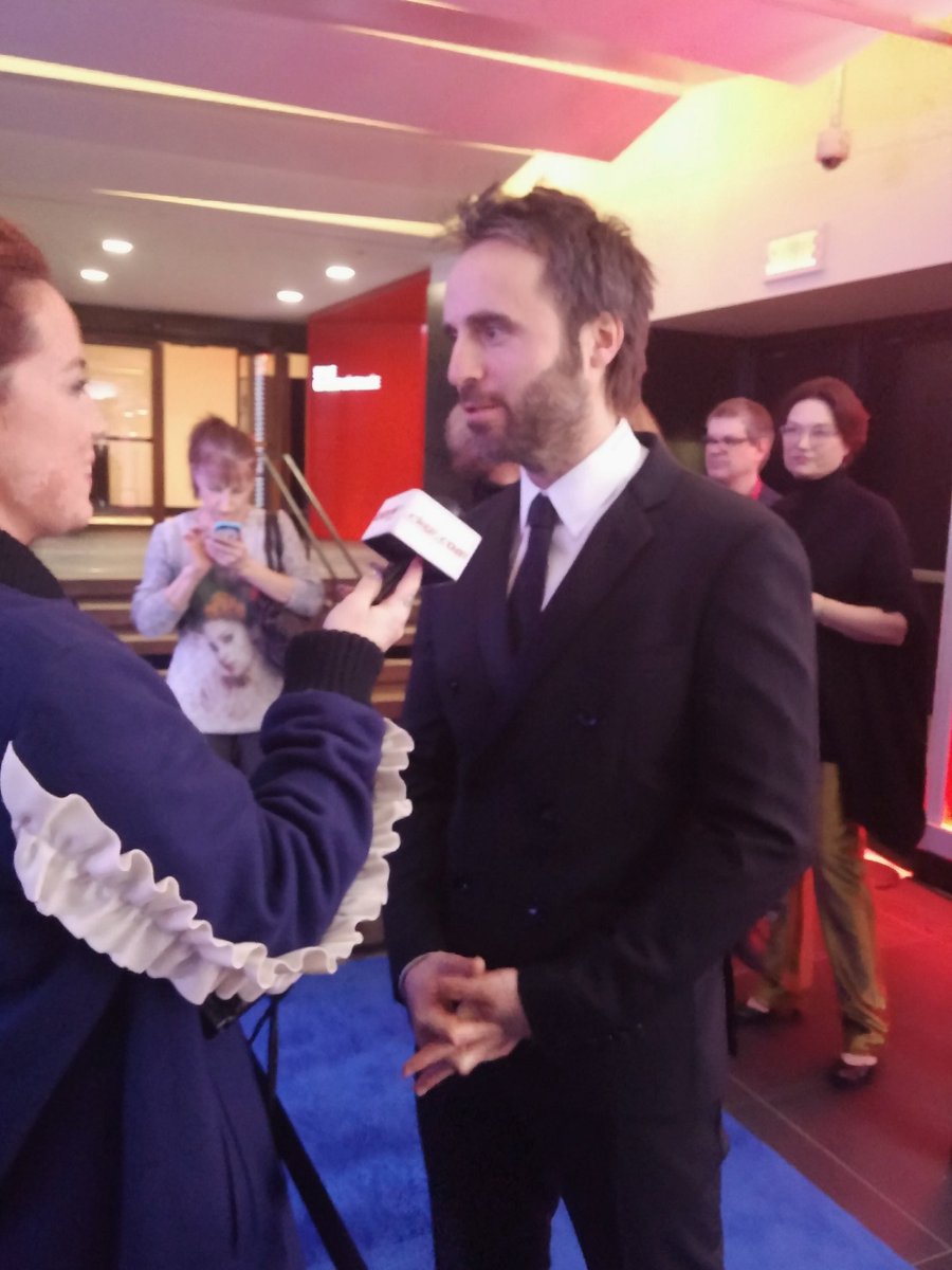 Telefilm_Canada's tweet photo. Sur le tapis rouge de #ÇaSentLaCoupe en ouverture des #RVCQ2017 avec #PatriceSauvé @louisjosehoude @emybibeau @cotejulianne @matthieusimard https://t.co/38PZCkM9FT