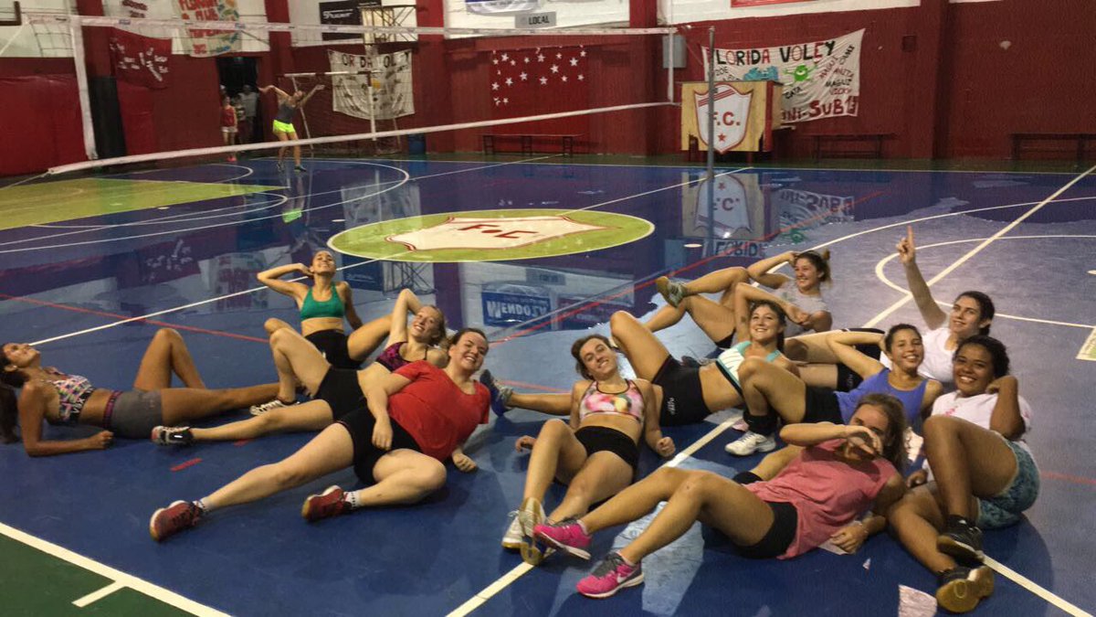 FloridaVoley's tweet photo. A veces somos más modelos que jugadoras. #nospasantodas #aprovechamos #hayfotocontodo #fijatequellueve https://t.co/3Xy37H0ap3