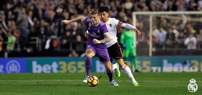Bot18889170Bot's tweet photo. 🇪🇸試合結果🇪🇸
レアル・マドリード 1対2 バレンシア
前半に失点し、ロナウドのゴールで一点差にするも、その後のゴールが決められず、敗戦。バルセロナとの差は変わらず。
ロナウド44分 https://t.co/RXsfvaDAbH