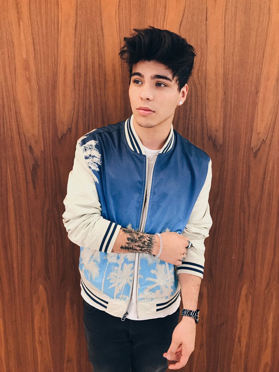 villalobossebas's tweet photo. Debes vivir como si pudieras hacer cualquier cosa que has soñado. ☁️✨ https://t.co/uknsJTuwss