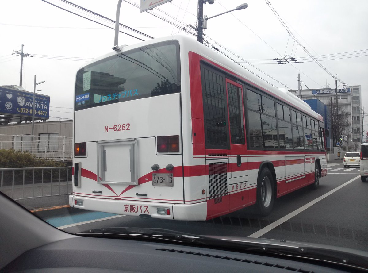 ハ ト マ ー ク 速報 京阪バスに新車が納入されるみたいです 寝屋川の陸運支局に入っていきました 所属は寝屋川になるようです 写真はすべて車が信号待ちの時に撮影 京阪バス