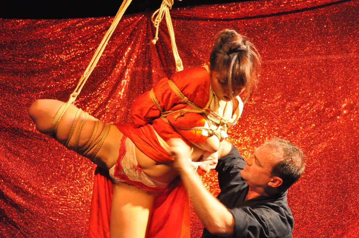 shibaritutorial's tweet photo. Memories of performing at Petit toubaku in Tokyo #hebari #shibari #shibaritutorials https://t.co/xz1zp9GpT8