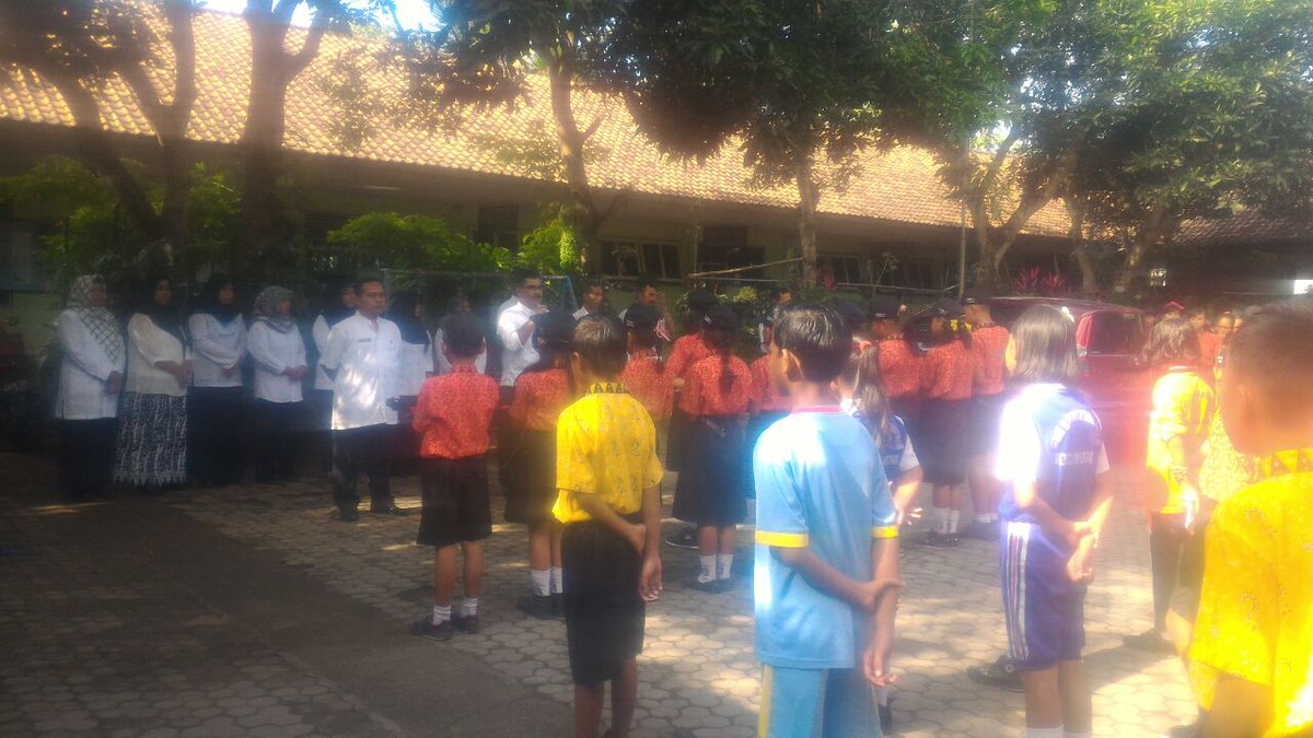 UMuncar's tweet photo. Pengukuhan/Pelantikan Inspektur Cilik Kecamatan Muncar 22-2-2017 dan Pemakaian Seragam{Rompi} Inspektur Cilik SDN 4 Sumberberas  Muncar https://t.co/CI8My7cFf8