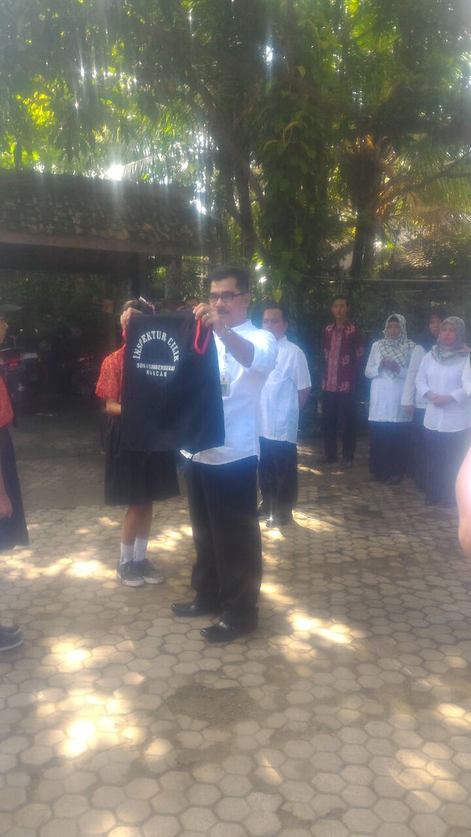 UMuncar's tweet photo. Pengukuhan/Pelantikan Inspektur Cilik Kecamatan Muncar 22-2-2017 dan Pemakaian Seragam{Rompi} Inspektur Cilik SDN 4 Sumberberas  Muncar https://t.co/CI8My7cFf8
