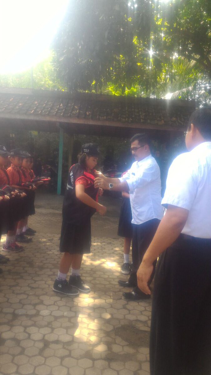 UMuncar's tweet photo. Pengukuhan/Pelantikan Inspektur Cilik Kecamatan Muncar 22-2-2017 dan Pemakaian Seragam{Rompi} Inspektur Cilik SDN 4 Sumberberas  Muncar https://t.co/CI8My7cFf8