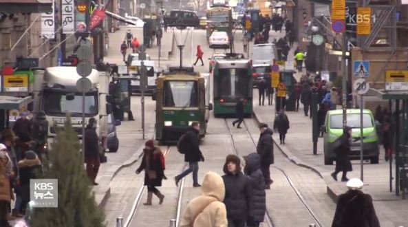 복지국가로 유명한 핀란드가 보편적 복지 정책의 하나로 기본소득을 지급하기로 했습니다. 현재 임의로 선정한 2,000명을 대상으로 시범 운영 중인데 세계 첫 시도입니다. bit.ly/2l1DaXs