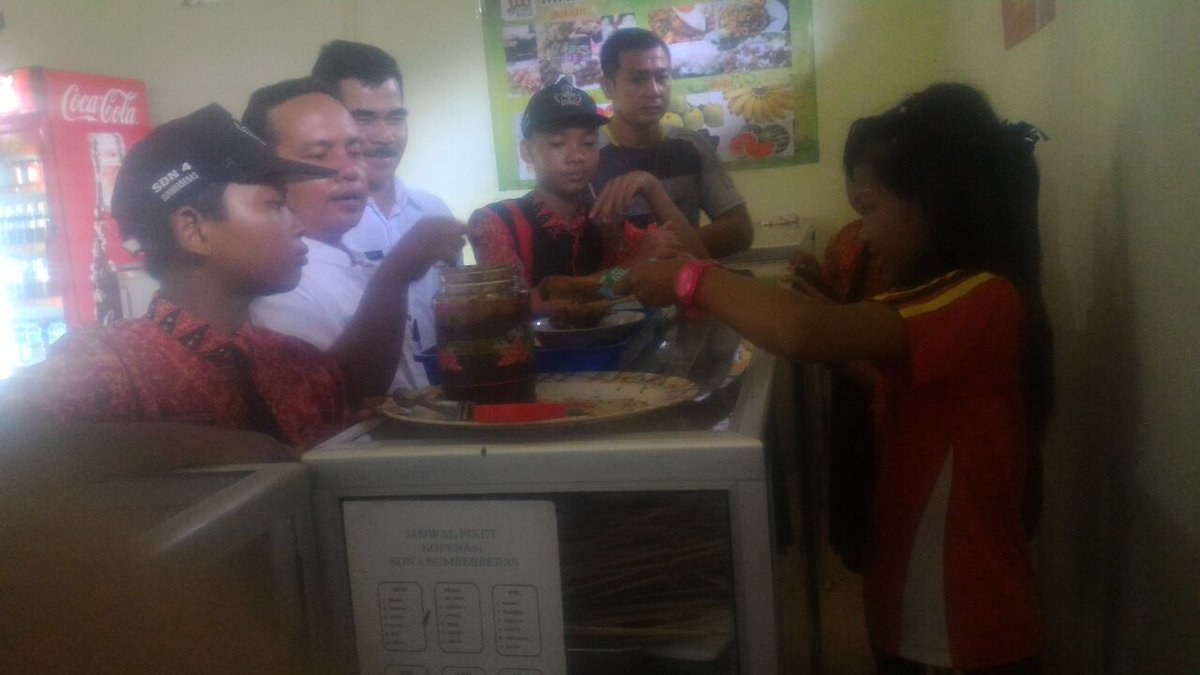 UMuncar's tweet photo. @a_azwarnas @disdik_bwi Inspektur Cilik sedang menjalankan tugasnya  melihat/memeriksa jajanan yg dijual di lingkungan Sekolah di Kec.Muncar https://t.co/NwZ8338gIJ