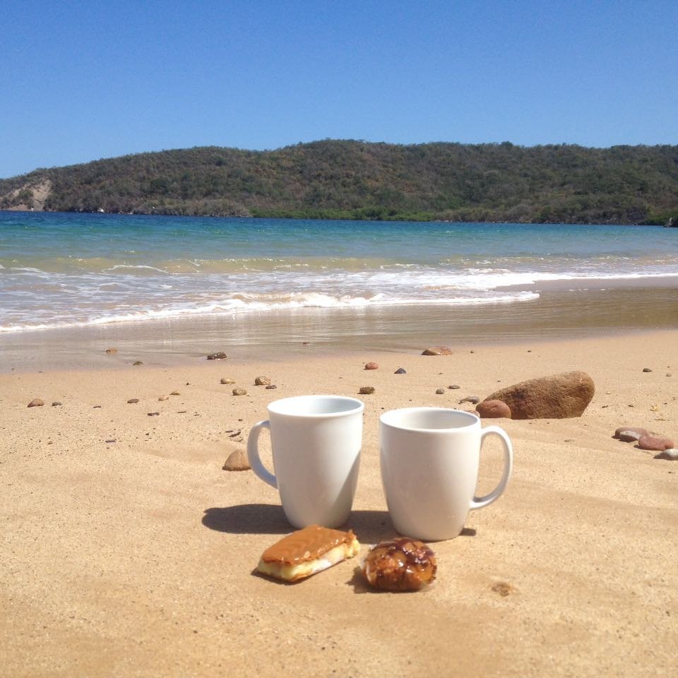 EneidaMonterrey's tweet photo. Mar y cielo azul, arena dorada, cafecitooooo, delicioso desayuno, amorosa compania, inhalar prana. Que + pedirle al día?
Gracias Venezuela https://t.co/Zc7LqJuL1T