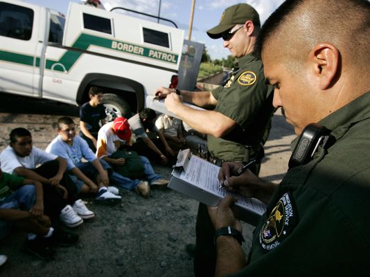 Don_Nascar01's tweet photo. @FalsoGalindo @jccasco Uyuyuy parnell Bobolivar y Emma escalando juntas al muro. Llamaré a la border patrol Emocionantisimo!!! #NFAIL. https://t.co/uY8dTeZucw