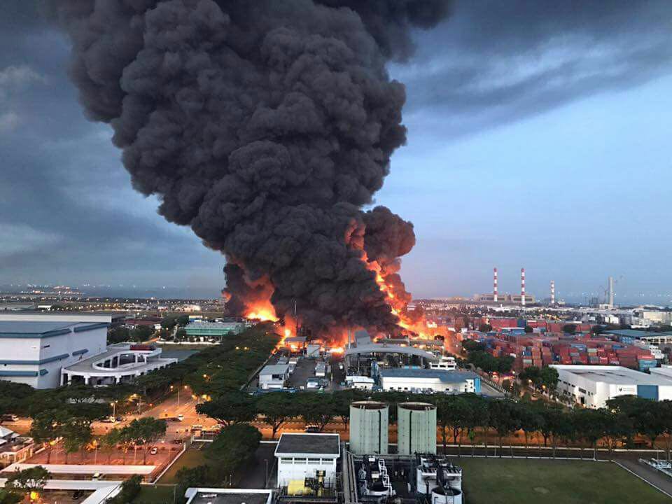 shafiq_sonof's tweet photo. Shoutout to the firefighters who are still fighting the fire at tuas . Hats off y'all deserve my respect. Everyday superhero https://t.co/Ljwg91fRNd