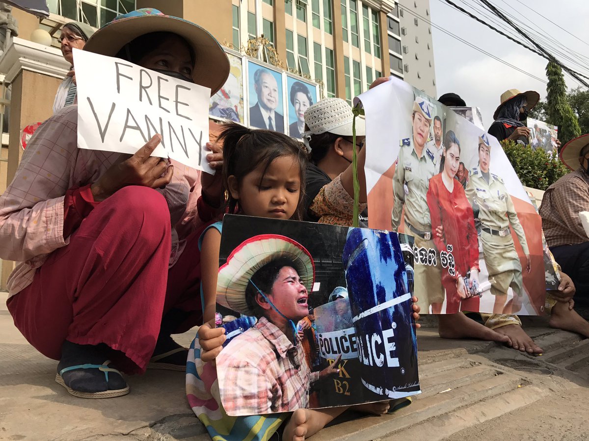 LICADHOCanada's tweet photo. People from Boeung Kak Lake gather in front of Phnom Penh Court to support Tep Vanny who has a trial this morning #FreeHRDkh #Cambodia https://t.co/iC2dwHmOY0