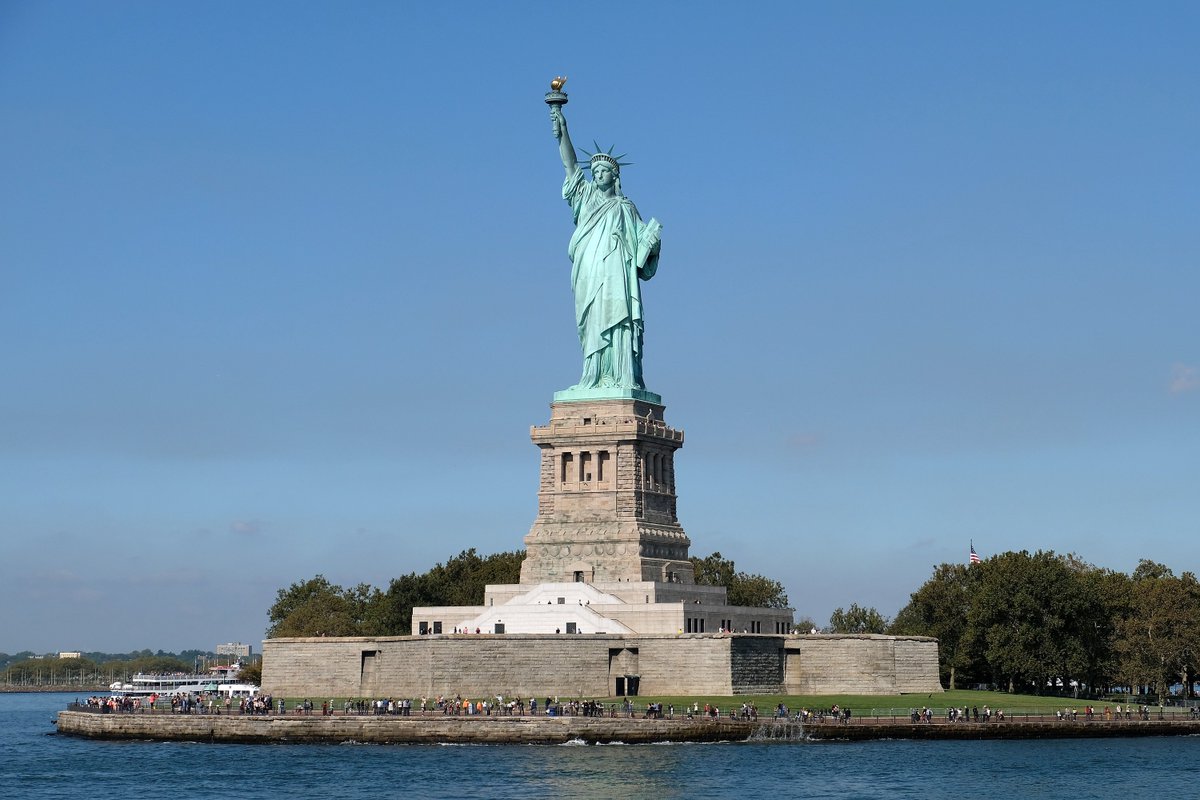 New Yorkers hung a “Refugees Welcome” banner on the Statue of Liberty, just in case people missed the fine print trib.al/pjRSVUy