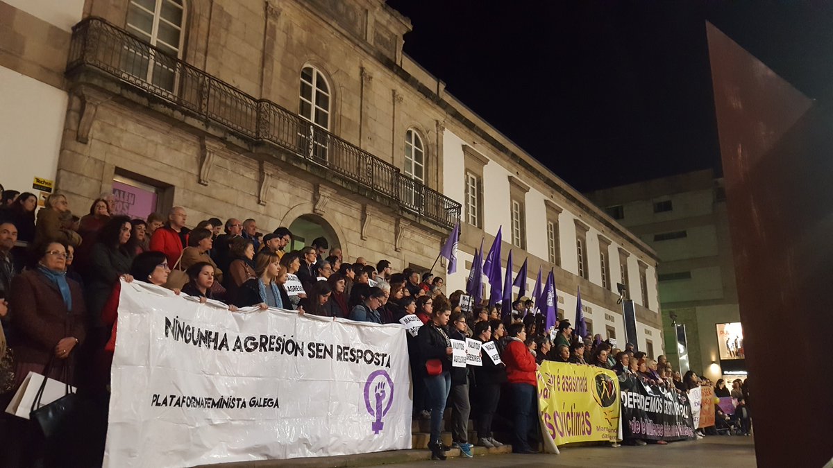 IlCanallaRubens's tweet photo. Onte #Vigo botouse á rúa para condenar o asasinato da súa veciña de #Chapela Sese. #CONTRAoTERRORISMOmachista #QuerémonosVivas #Condea https://t.co/PU96TYbAv2