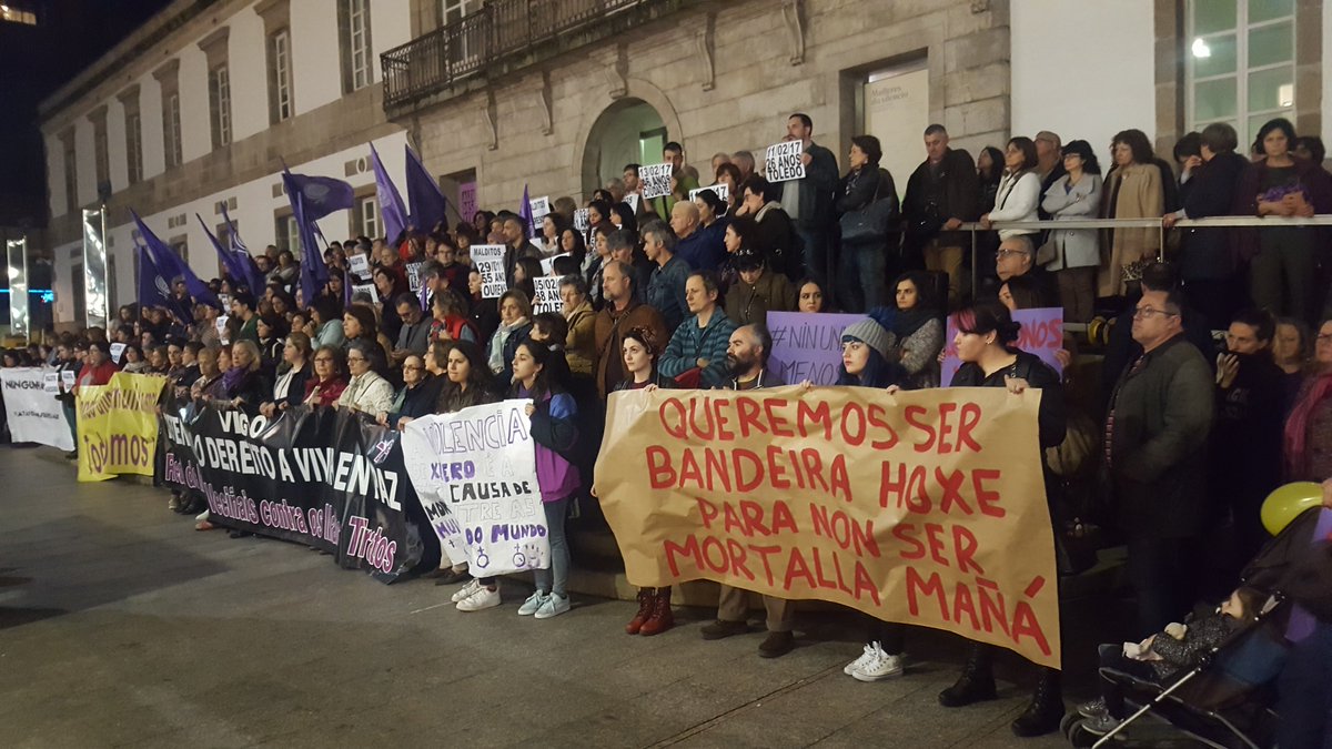 IlCanallaRubens's tweet photo. Onte #Vigo botouse á rúa para condenar o asasinato da súa veciña de #Chapela Sese. #CONTRAoTERRORISMOmachista #QuerémonosVivas #Condea https://t.co/PU96TYbAv2