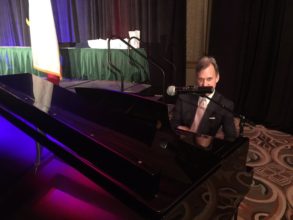 JulieThannum's tweet photo. Thanks Jon Dahlander for sharing your amazing talents and entertaining @tspra in Galveston #itsTSPRAtime https://t.co/Qq0JADW9W7