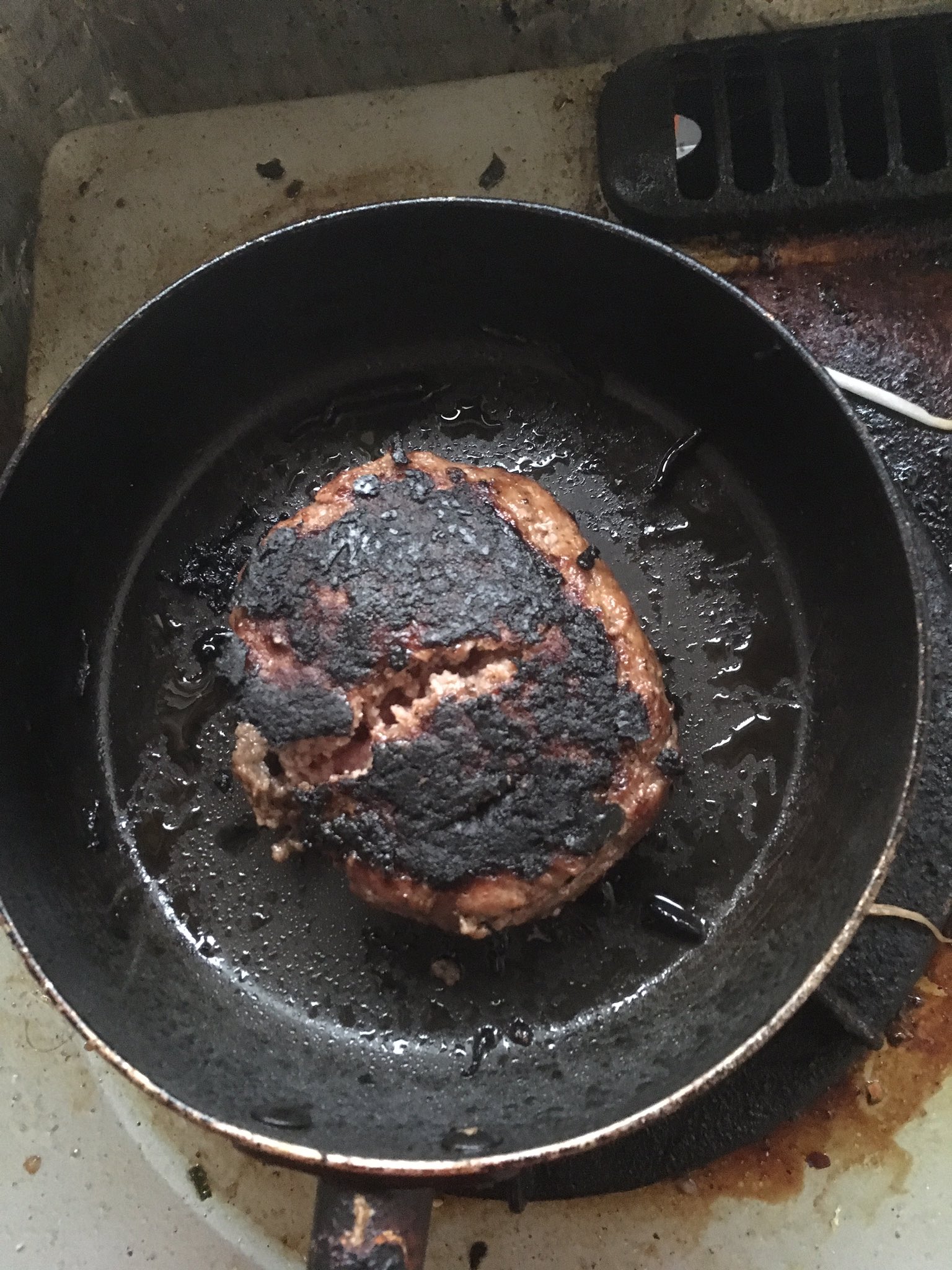 ㄘゃば ちゃばしらクッキング ハンバーグ編 強火で焼く 焦げる 火が通ってるかわからないので真っ二つにする 通ってない 裏も焦げる どうしよう 表面焦げるのに中焼けない T Co Ay8k2m9kka Twitter