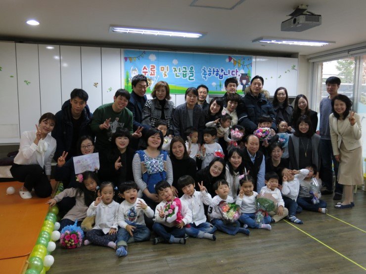 봇들제2어린이집에서 2016학년도의 교육과정을 마무리하는 수료 및 진급식을 했어요. 부모님을 초대해 수료증과 각종 상장을 수여받은 후 한 해 동안 활동했던 노래를 부모님들께 선물해드렸어요^^